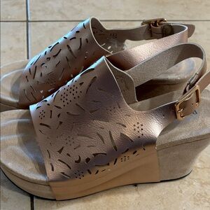 Elegant Women's metallic rose gold Tan Wedge Sandals